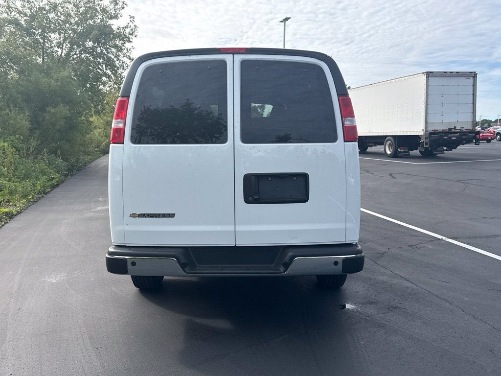2025 Chevrolet Express 3500 LT Passenger